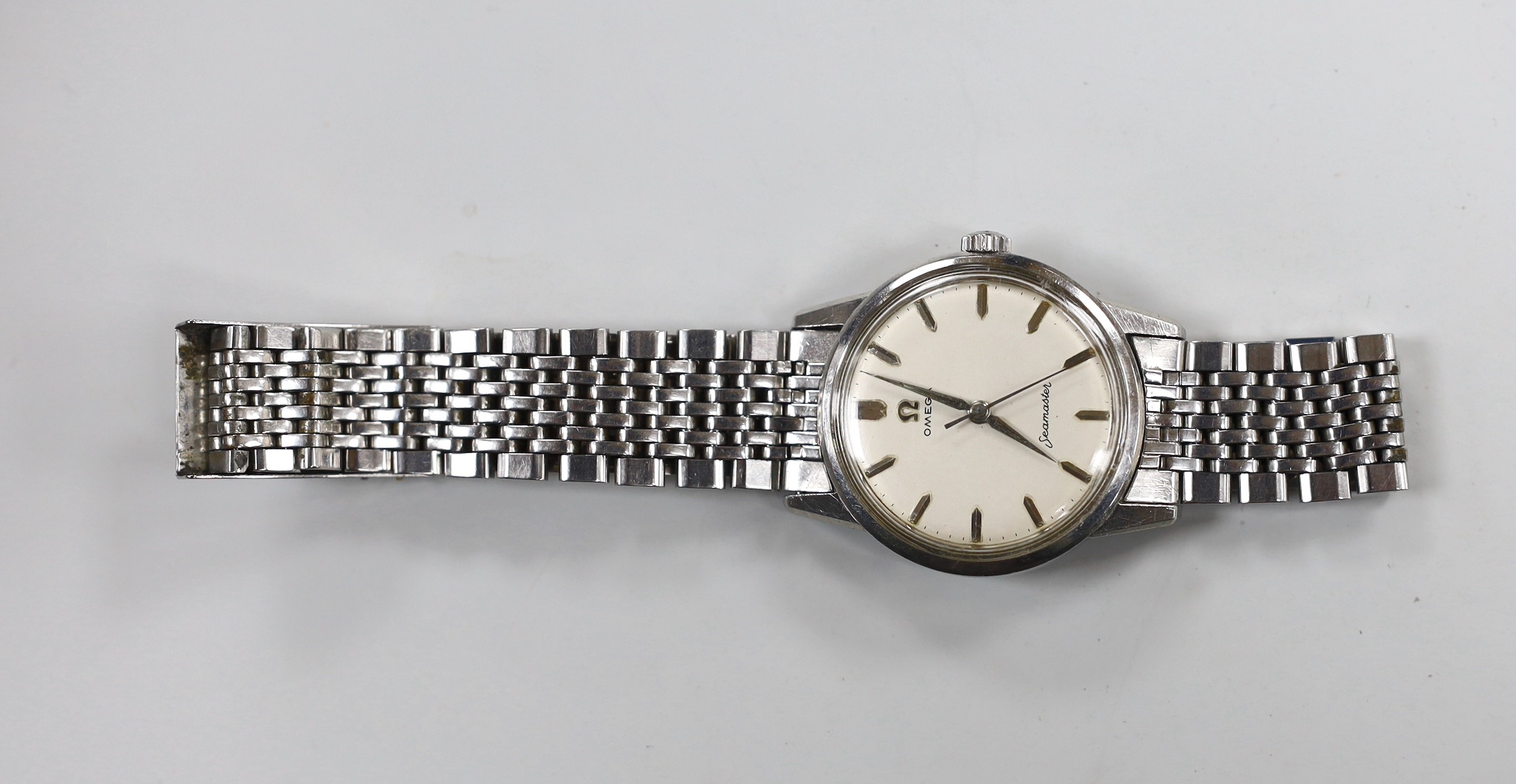 A gentleman's stainless steel Omega Seamaster manual wind wrist watch, on steel Omega bracelet, case diameter 35mm.